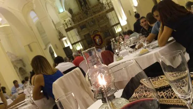 Más de 150 personas participaron en la última «Cena a Ciegas», que se celebró en la iglesia de San Pedro Mártir