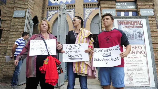 Manifestantes protaurinos, frente a la Monumental de Barcelona