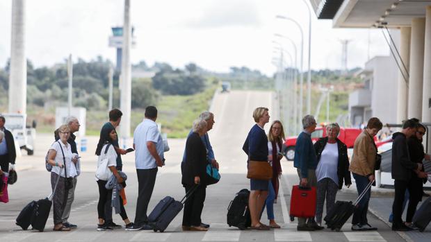 Imagen de un grupo de pasajeros a su llegada a aeropuerto de Castellón