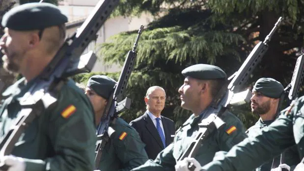 El director general de la Guardia Civil, Arsenio Fernández de Mesa, presidió el izado de la bandera nacional