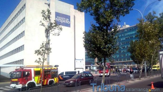 El Hospital de Salamanca recupera la normalidad tras ser desalojado por humo