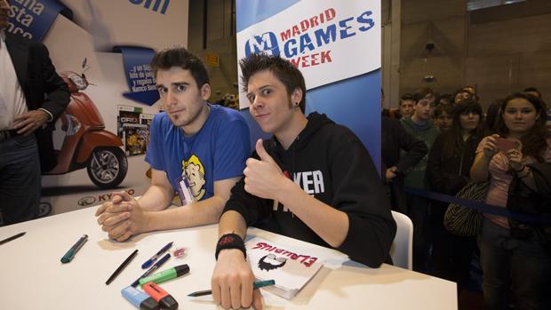 Los «youtubers» El Rubius y Mangel, durante la presentación de un acto