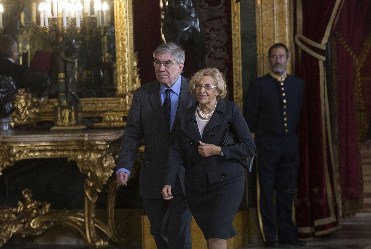 Manuela Carmena y su marido, el año pasado, durante la recepción en el Palacio de la Zarzuela