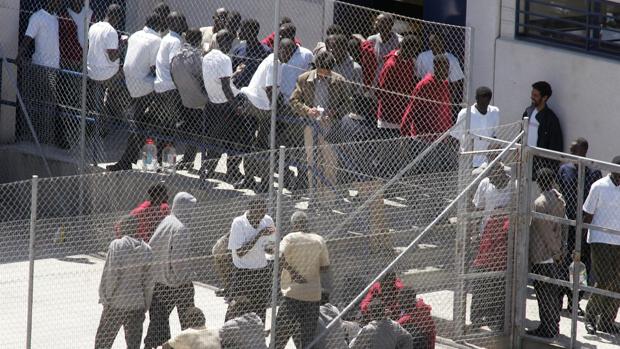 Inmigrantes descansan en el CIE de Tenerife