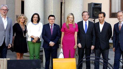 La consejera, en el centro, junto al rector y el concejal de Urbanismo de Toledo