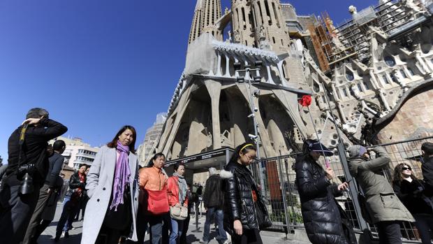 Un grupo de turistas frente a la Sagrada Familia de Barcelona