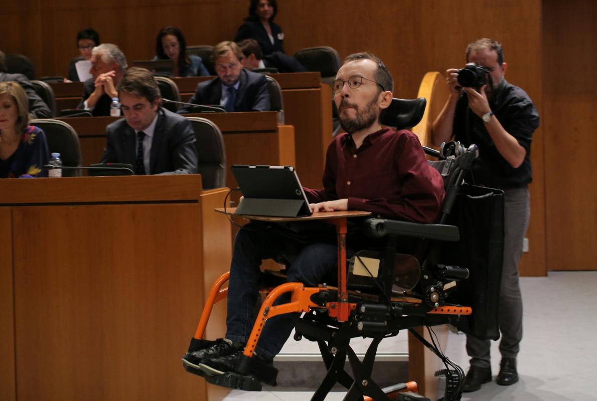 Echenique pasa ante el portavoz aragonés del PP, durante el Debate sobre el estado de la Comunidad