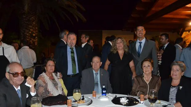 Santiago Medina, presidente de honor, con su familia