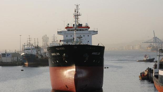 Un barco en fase de reparación en el Puerto de Las Palmas