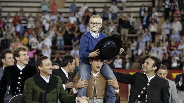 Imagen de Adrián a hombros de los toreros en el homenaje en la plaza de toros de Valencia