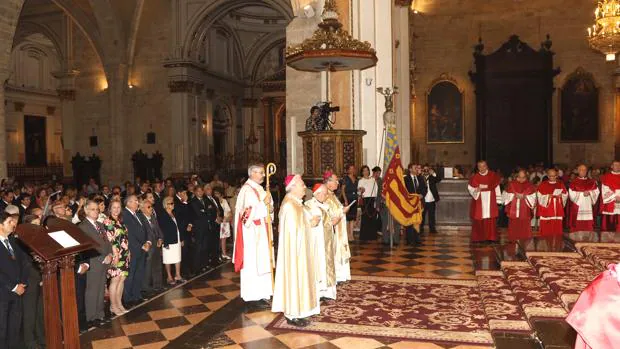 Cientos de fieles valencianos celebran el Te Deum en la Catedral de Valencia