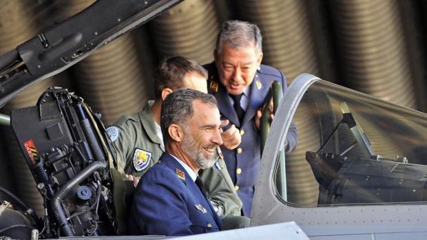 El Rey Felipe VI durante su visita a la base área de Los Llanos, en Albacete