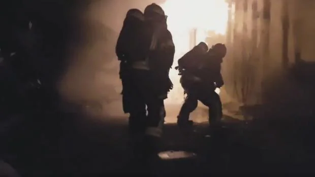 Dos bomberos trabajan en una vivienda devorada por las llamas