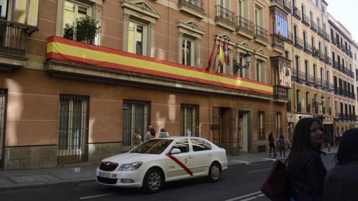 Bandera de España, en el edificio de grupos municipales del Ayuntamiento de Madrid