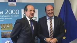 Pedro Antonio Sánchez (d) se reunió con el director general de Medio Ambiente de la Comisión Europea, Daniel Calleja (i)