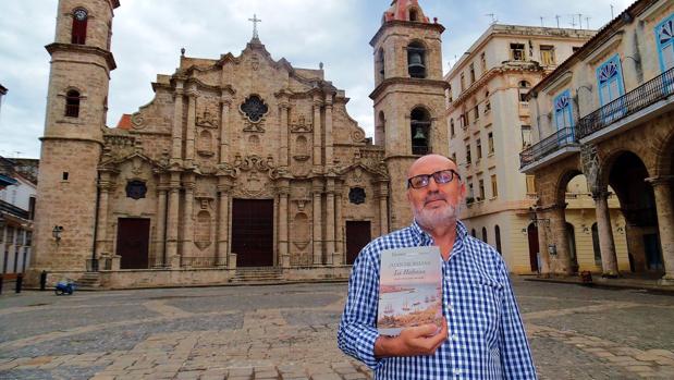 Jesús Perezagua frente a la catedral de La Habana, ciudad donde hace unas semanas presentó su investigación