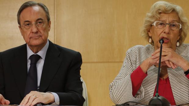 El presidente del Real Madrid, Florentino Pérez, junto a la alcaldesa de la capital, Manuela Carmena