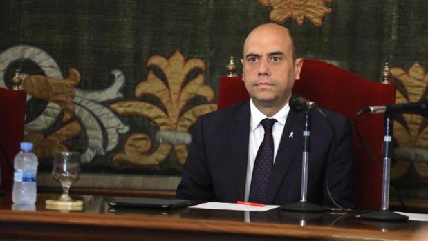 El alcalde, Gabriel Echávarri, en silencio durante el pleno del debate sobre la ciudad