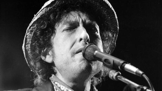 El cantautor estadounidense Bob Dylan durante un concierto en 1984