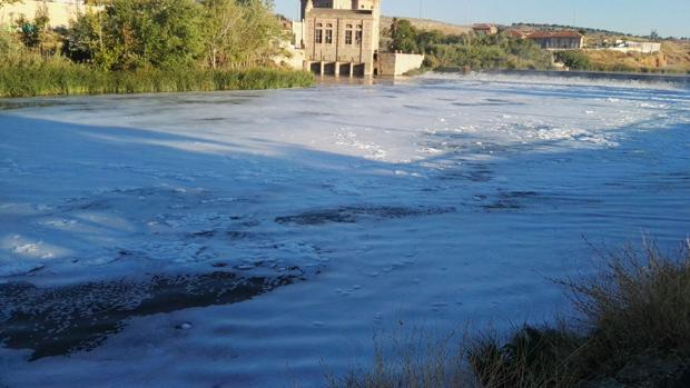 Un manto de espuma cubría esta mañana el riío Tajo