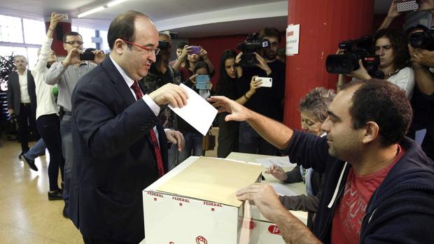 El candidato Miquel Iceta vota en las elecciones primarias del PSC