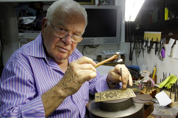 El maestro damasquinador Mariano San Félix, en su casa-taller del casco antiguo de Toledo