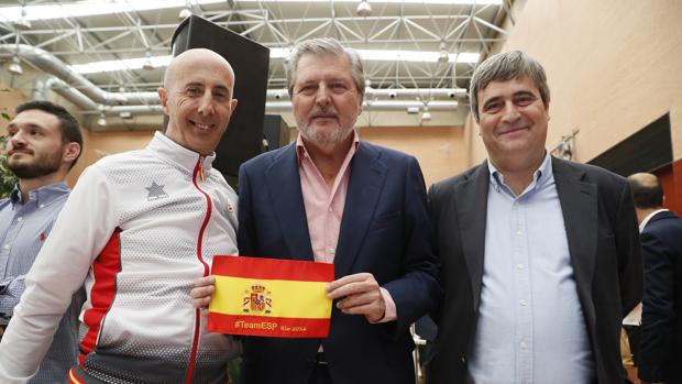 Méndez de Vigo celebra las medallas de los paralímpicos junto a Miguel Cardenal y el medallista Amador Granados