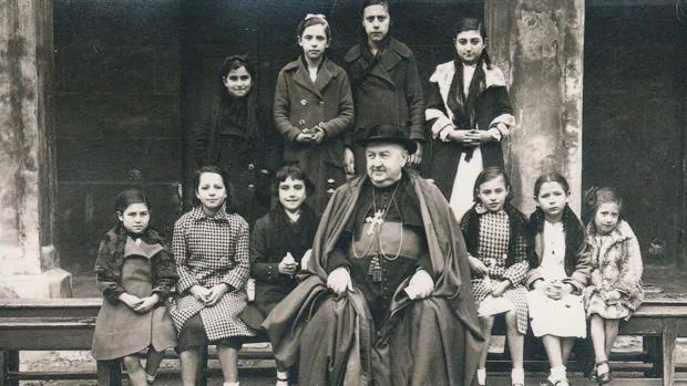 El obispo de Palencia Manuel González, junto a unas niñas en la calle Mayor de Palencia