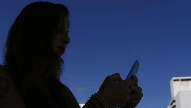 Imagen de archivo de una mujer utilizando su teléfono móvil