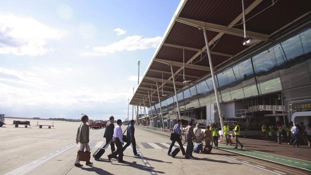 Pasajeros llegando a la terminal del aeropuerto zaragozano