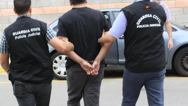 Imagen de la detención realizada por los agentes de la Guadia Civil