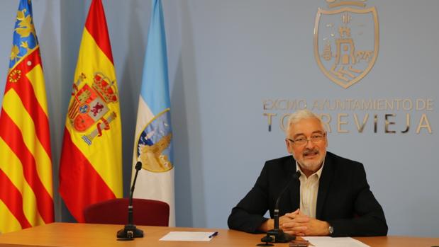 El alcalde de Torrevieja, José Manuel Dolón, este martes presentando sus cambios en el gobierno local