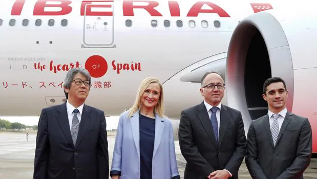 Cristina Cifuentes junto al embajador de Japón, Masashi Mizukami; el presidente de Iberia, Luis Gallego; y el patinador Javier Fernández