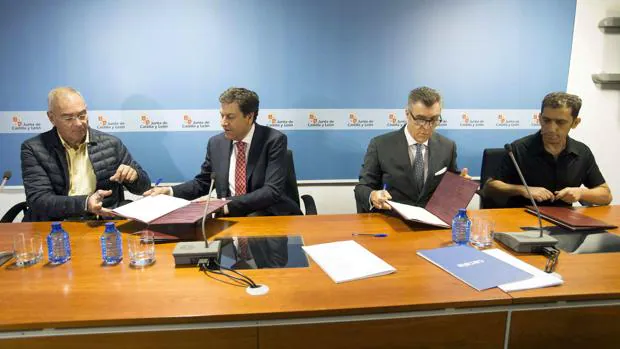 El consejero de Empleo, Carlos Fernández Carriedo, y los representantes de los agentes económicos y sociales firman el acuerdo para la puesta en marcha por el SERLA de la resolución extrajudicial de conflictos individuales