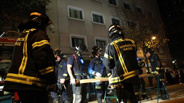 Los bomberos de la capital, durante una actuación en una foto de archivo