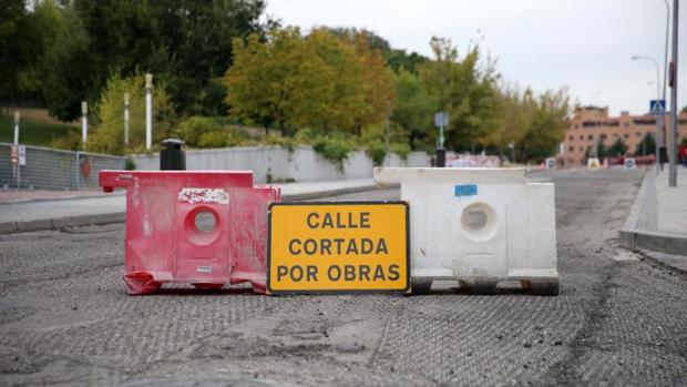 La calle Meneses, ayer, cortada al tráfico por la realización de los trabajos de fresados previos a la pavimentación