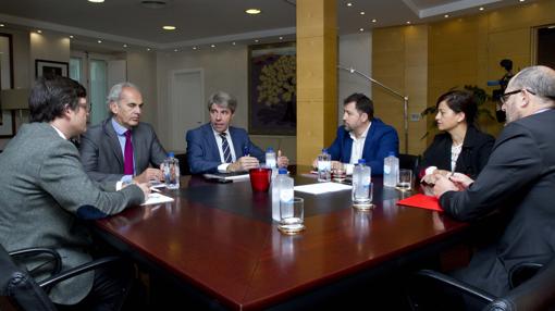 Ángel Garrido (centr0) y Pedro del Cura (a su dcha.), en la reunión sobre Cañada Real