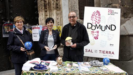 Mesa informativa frente al Palacio Arzobispal