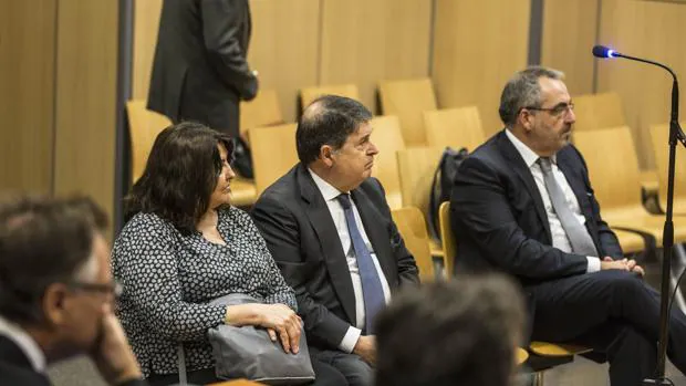 La mujer de José Luis Olivas, junto a este y el empresario Vicente Cotino, hoy en el juicio