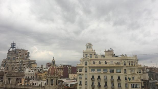 Valencia ha amanecido con el cielo cubierto de nubes