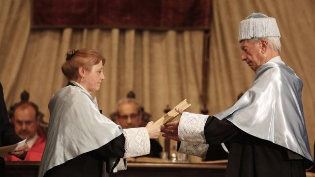 El escritor Mario Vargas Llosa, en la ceremonia que le nombró el pasado año doctor honoris causa por la Universidad de Salamanca