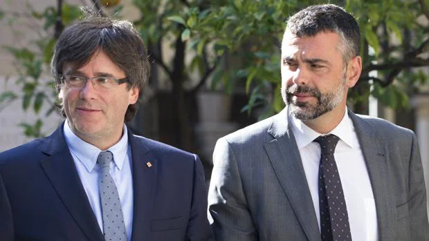El presidente catalán, Carles Puigdemont, junto a su consejero de Cultura, Santi Vila