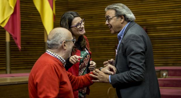 Oltra, Mata y Alcaraz conversan en un receso del pleno de este miércoles
