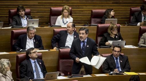 El diputado del PP Alfredo Castellón, ayer durante su intervención en el pleno