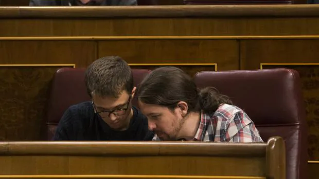 Íñigo Errejón junto a Pablo Iglesias ayer en el Congreso