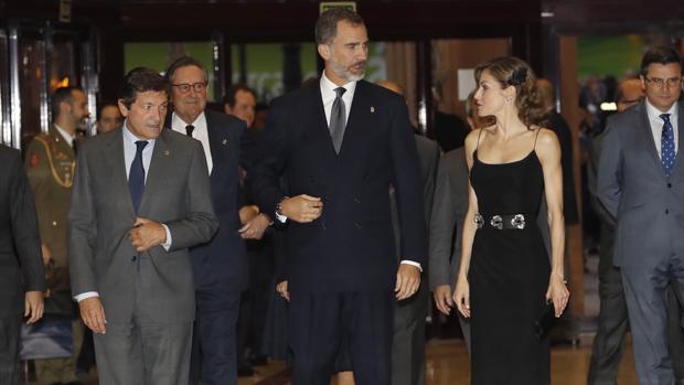 El Rey Felipe y la Reina Letizia junto al presidente del Principado de Asturias, Javier Fernández