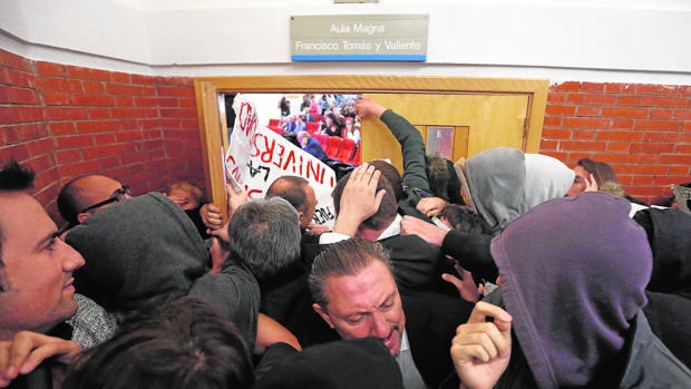 El PSOE culpa a Iglesias de «señalar» a Felipe González ante los violentos