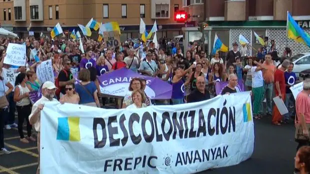 Militantes de Podemos en un acto en un acto independentista canario en 2014