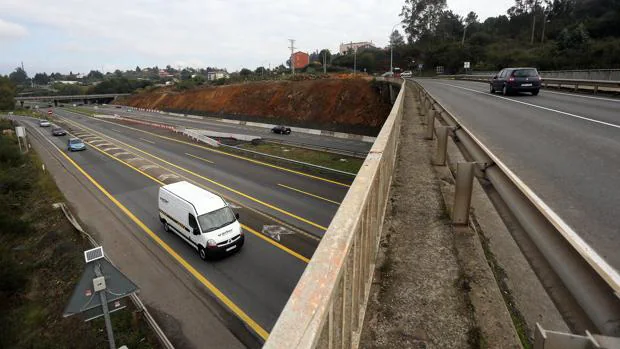 La autopista, a su paso por la capital gallega