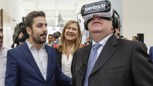 Herrera prueba un dispositivo de realidad virtual